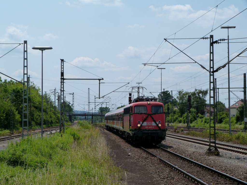Hier fhrt am 13.07.13 der Sonderzug zur  Abschiedsfahrt  der 110 446 in den Bahnhof Kornwestheim Pbf ein.
Die Lok darf Dato allerdings noch ber einen Montat lang fahren!