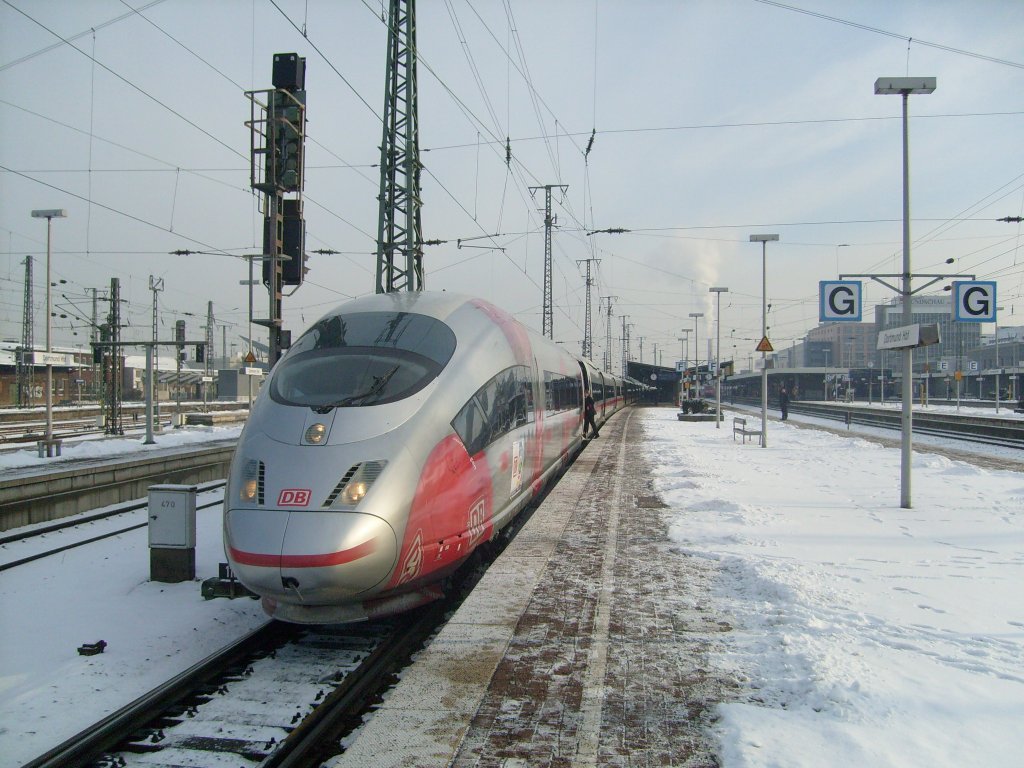 Hier die Frontansicht des Werbe ICEs am 3.12. kurz bevor er seine Fahrt nach Mnchen begann.