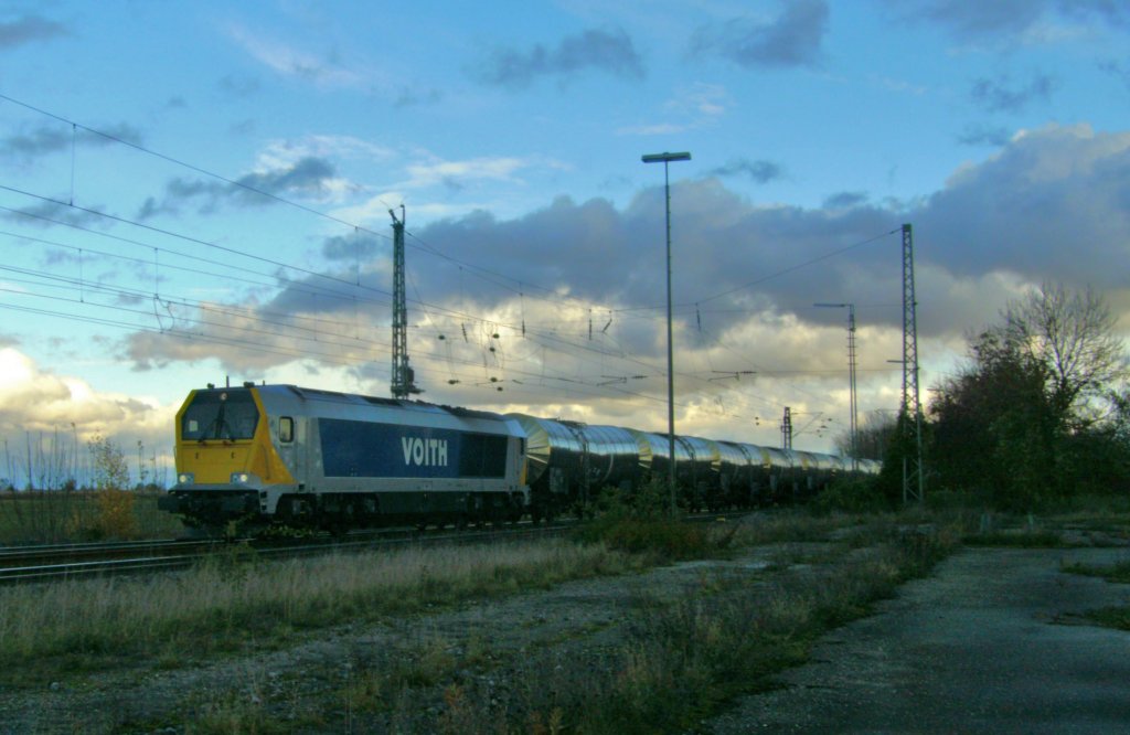 Hier f�gen sich die Farben der Voith Maxima 40 CC in die langsam untergehende Sonne ein. (4.11.2009, Mangolding)