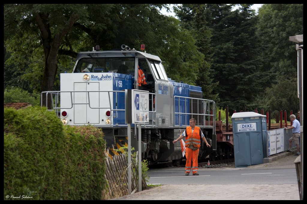 Hier eine G 1206 von Vossloh der Rurtalbahn gehrend wie sie fr einen Gtertransport zum Zwecke der Instandsetzung der  Wurmtalbahn  eingesetzt wird.
Zu diesem Zeitpunkt wurden die Gleise am Standort Oberbruch erneuert.
03.07.12 16:36 Uhr
