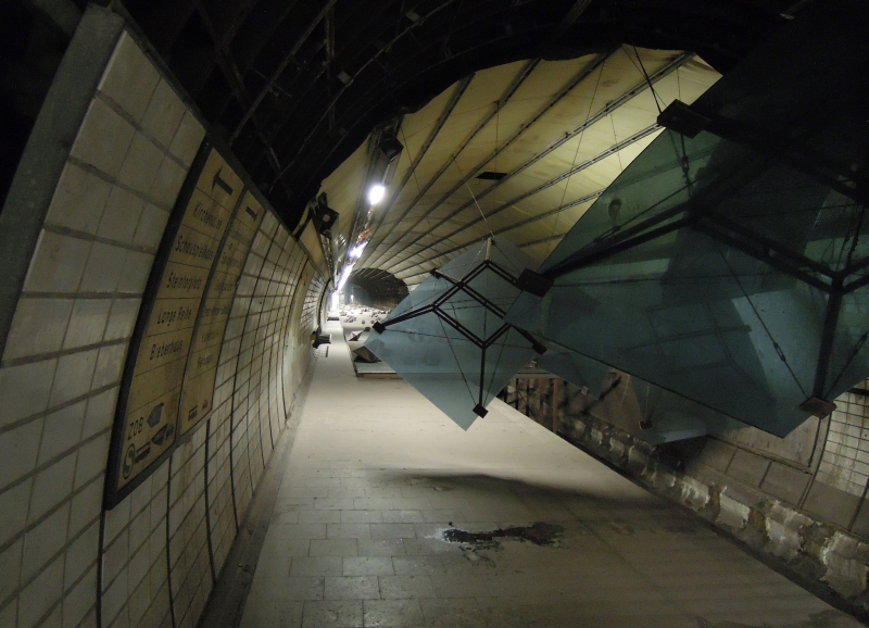 Hier der Gegenschuss in die Nordrhre mit der Kunstinstallation - und einem Hinweisschild u.a. zur Straenbahn, die es seit 1978 in Hamburg nicht mehr gibt. U-Bahnstation  Hauptbahnhof-Nord , 16.2.2012