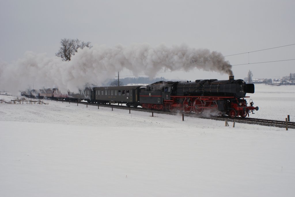 Hier der Grund meiner Reise in die Region Fribourg: Meine absolute Lieblingslok, die Pacific 01 202. Sie war am 13.2.10 mit dem Nostalgie Rhein Express nach Bulle unterwegs. Das Bild entstand kurz vor Cressier.