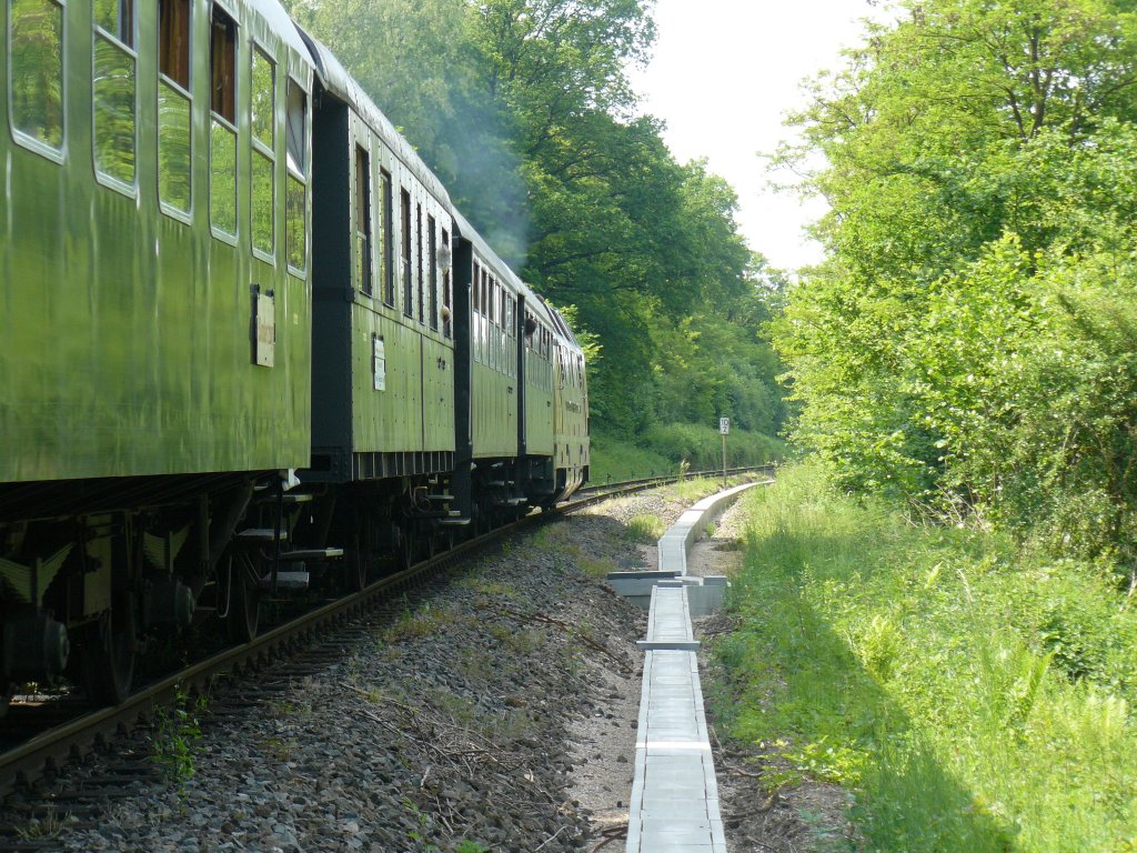 Hier hab ich ein bisschen was ausprobiert. Deshalb sortierte ich das Bild auch in die Experimente ein. Es zeig die V200 bei der ausfahrt aus Witterschlick am 6.6.2010 anlsslich einer Sonderfahrt zum Bahnhofsfest in Witterschlick.