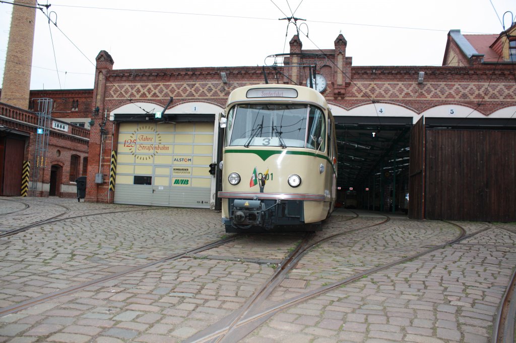 Hier haben wir Triebwagen 1001 im Museumsdepot Sudenburg in Magdeburg 
hier bei den vorbereitungen zur Veranstaltung