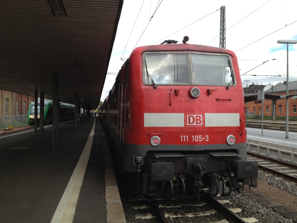 Hier h�ngt 111 105 kalt am Ende eines SE der Linie 20 in Limmburg(Lahn) am 20.05.13. Am anderen Ende h�ngt eine 143er. Am linken Bildrand ist noch ein Vectus LINT 41 zu erkennen.