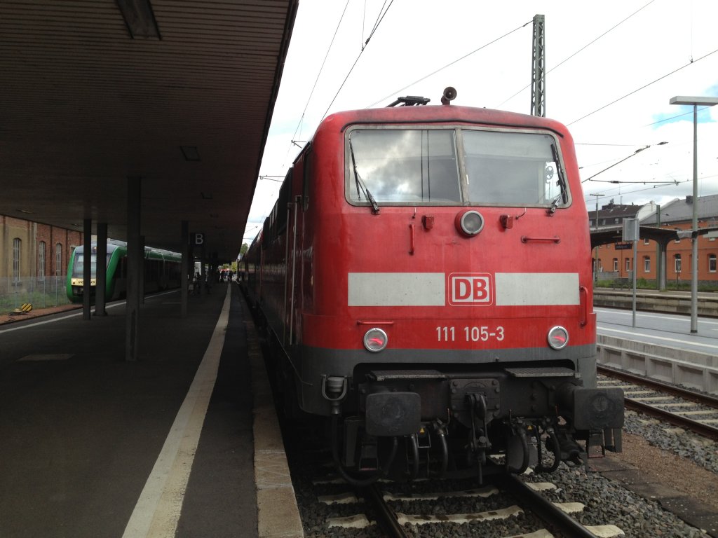 Hier hngt 111 105 kalt am Ende eines SE der Linie 20 in Limmburg(Lahn) am 20.05.13. Am anderen Ende hngt eine 143er. Am linken Bildrand ist noch ein Vectus LINT 41 zu erkennen.