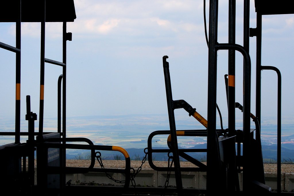 Hier hat man den  Durchblick ! Aufnahme am 02.07.2010 vom Bahnsteig 1 des Brockenbahnhofes, �ber die Plattformen zweier Waggons hinweg, ins knapp 800 Meter tiefer gelegene Harzvorland.