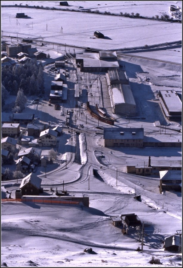 Hier hat sich in 24 Jahren nichts geändert. Vergleich zum aktuellen MGB Bild, Andermatt von oben. (Januar 1986)