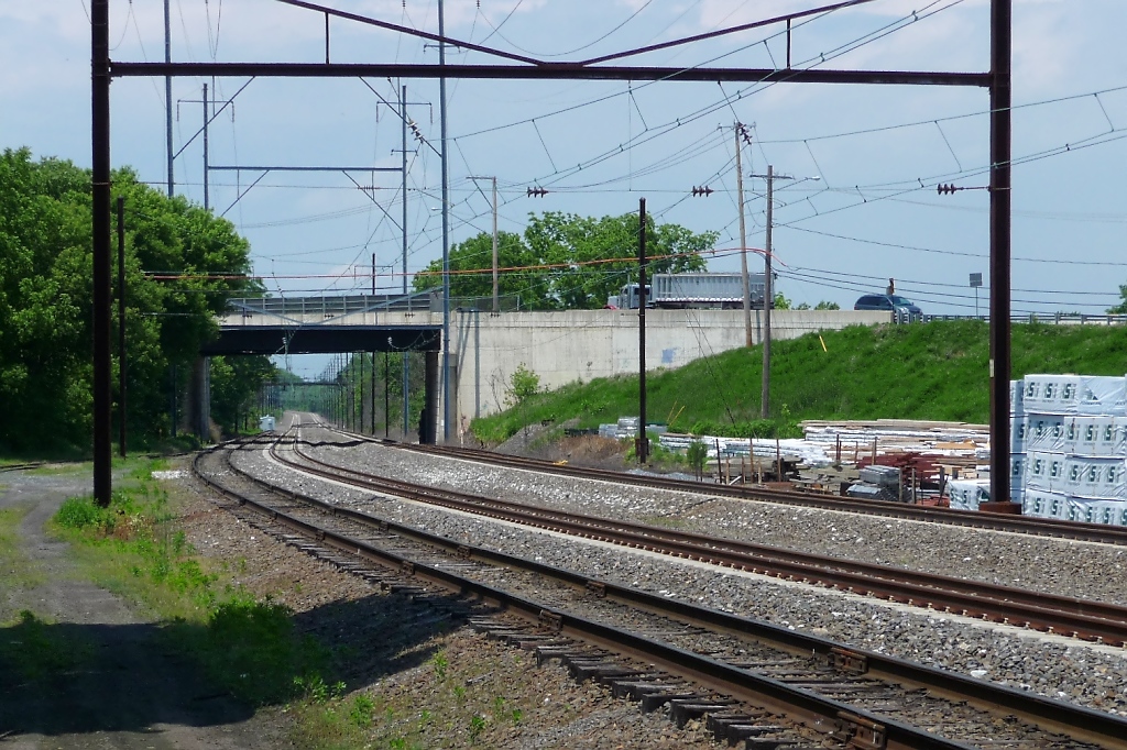 Hier hat die Strasburg Railroad Anschlu an die Amtrak Strecke Parkesburg–Lancaster, eine der wenigen elektrifizierten Strecken in den USA (Leaman Place, 02.06.09)