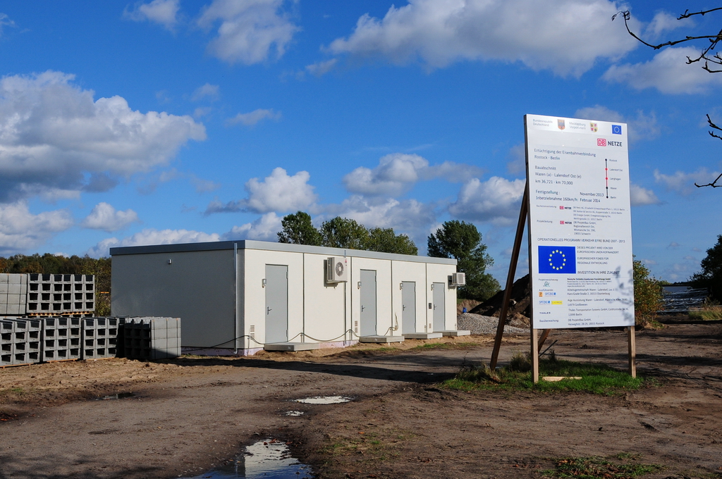 Hier hat die Zukunft bereits begonnen. Das neue Gebude zum Betrieb des elektronischen Stellwerkes steht bereits. Daneben eine Hinweistafel zu den laufenden Bauarbeiten und natrlich auch, dass die EU mageblich dran beteiligt ist. 