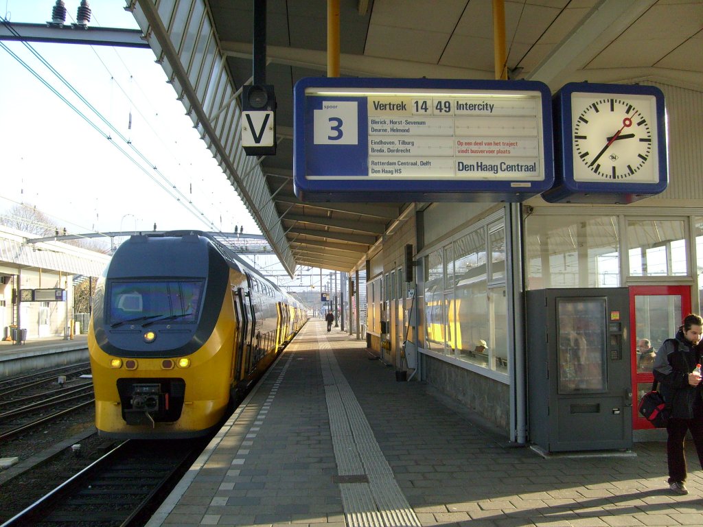 Hier der IC kurz vor der Abfahrt nach Den Haag. Das Signal mit dem V oben in der Bildmitte soll glaube ich die Oberleitugsspannung signalisieren. Als kurze Zeit sp�ter der RE 13 einfuhr leuchtete es.