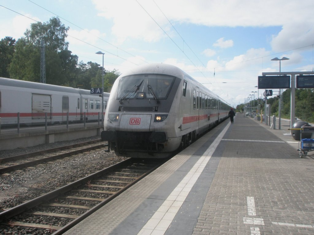 Hier IC1963 von Stralsund Hbf. zum Ostseebad Binz, bei der Einfahrt am 19.6.2010 in das Ostseebad Binz.
