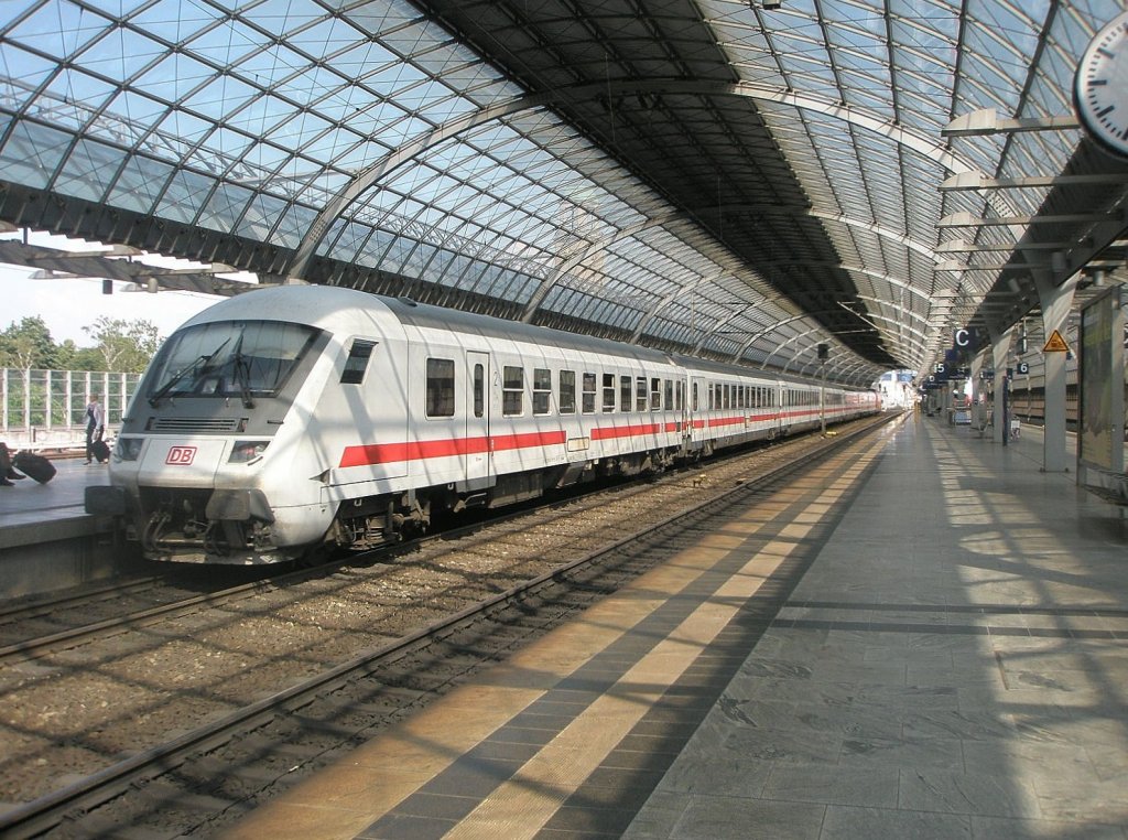 Hier IC1971 von Flensburg nach Berlin Hbf.(tief), bei der Einfahrt am 8.7.2011 in Berlin Spandau.
