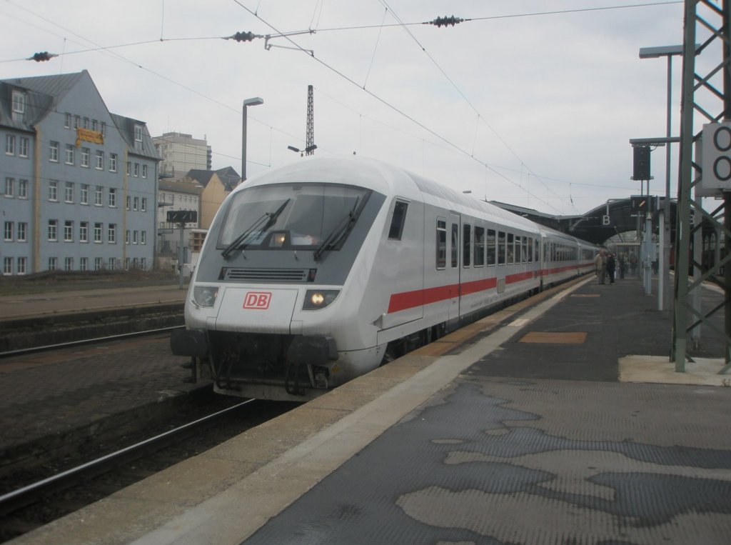 Hier IC2350 von Berlin Gesundbrunnen nach D�sseldorf Hbf., bei der Ausfahrt am 5.4.2010 aus Halle(Saale) Hbf.
