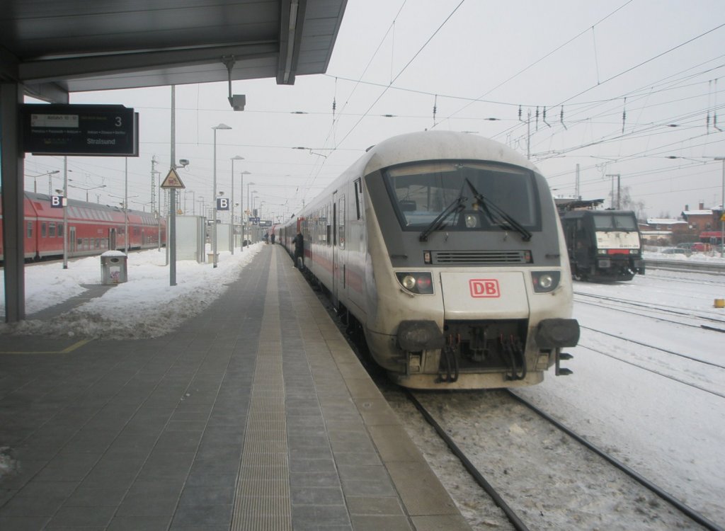 Hier IC2351 von Berlin Hbf.(tief) nach Stralsund, dieser Zug stand am 24.1.2010 in Angermnde.