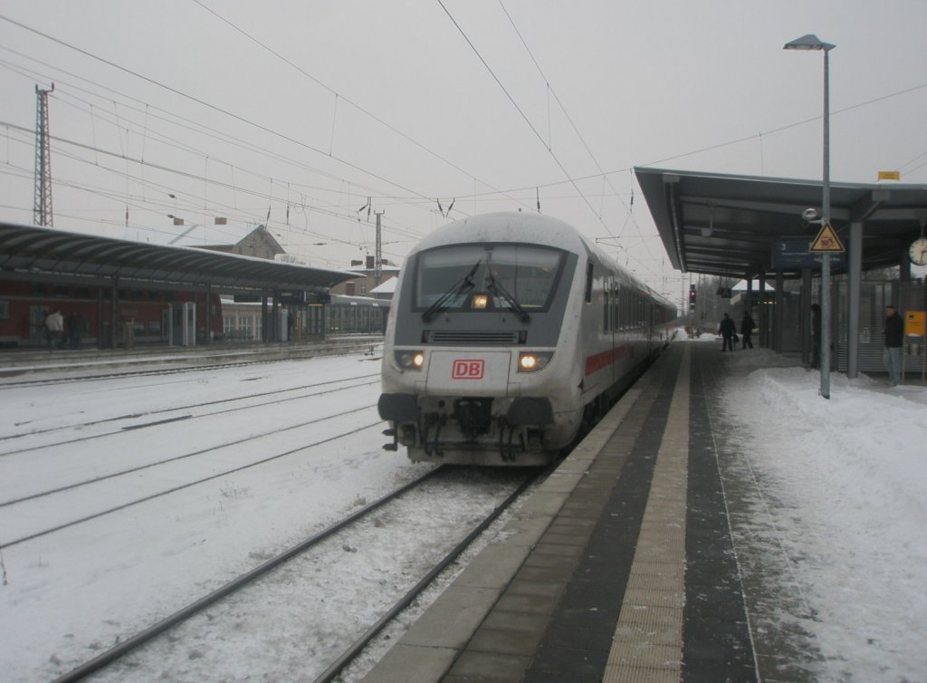 Hier IC2355 von Dortmund Hbf. zum Ostseebad Binz, bei der Einfahrt am 15.1.2010 in Angermnde.