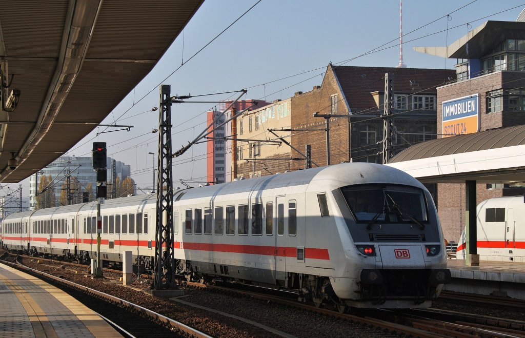 Hier IC2388 von Frankfurt(Main) Hbf. nach Berlin S�dkreuz, bei der Durchfahrt am 29.10.2011 durch Berlin Ostbahnhof in Richtung Berlin Hbf.