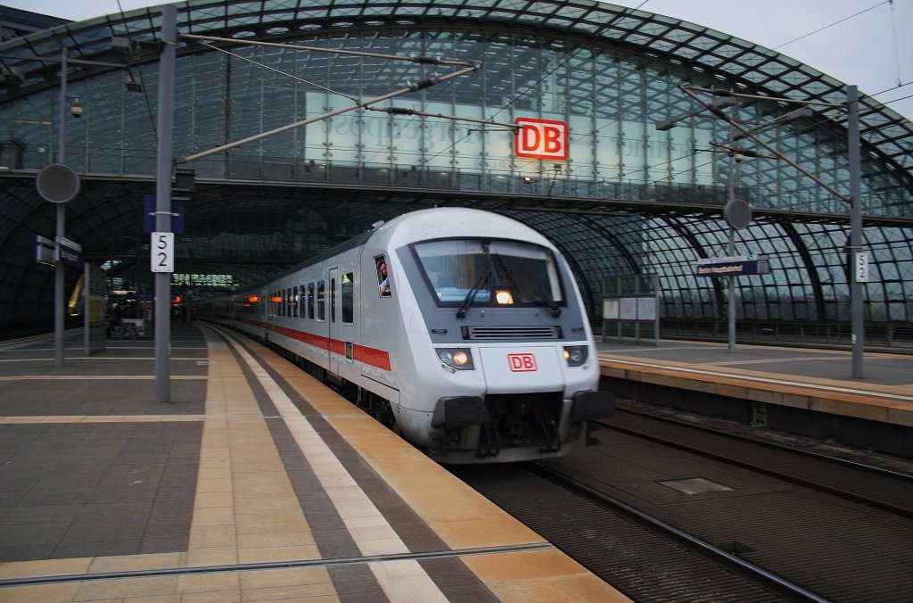 Hier IC2431 von Emden Auenhafen nach Berlin Ostbahnhof, bei der Ausfahrt am 6.4.2012 aus Berlin Hbf.