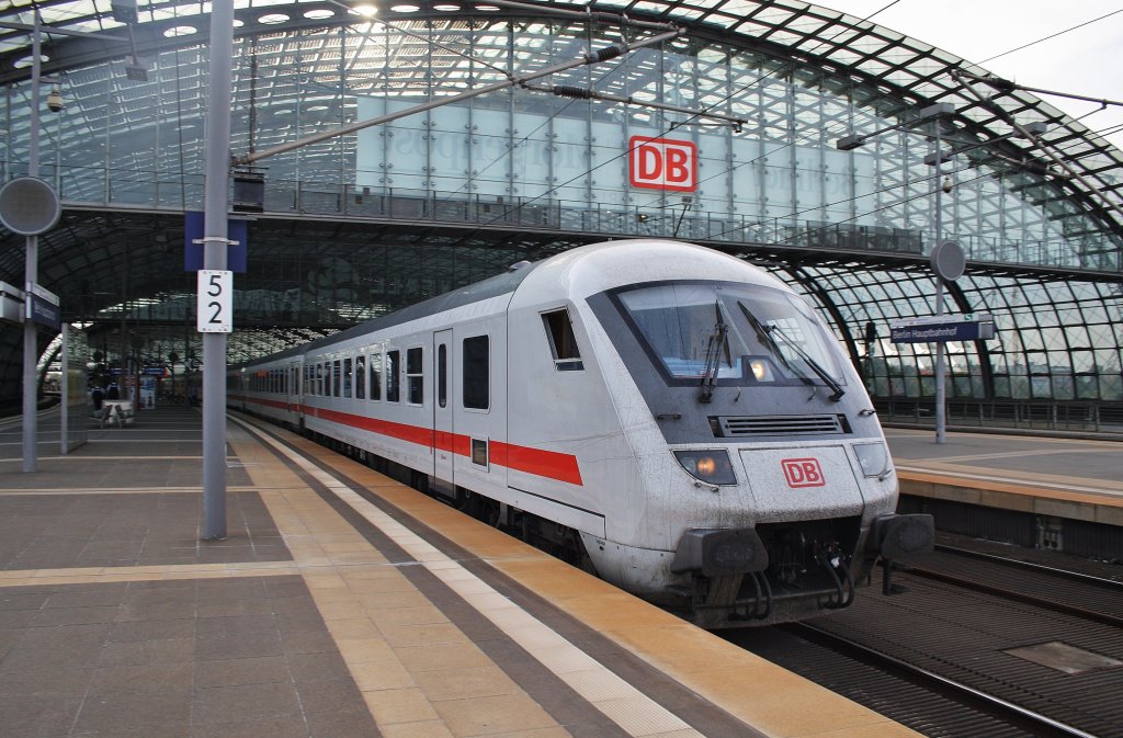 Hier IC2431 von Emden Auenhafen nach Berlin Ostbahnhof, bei der Ausfahrt am 26.5.2012 aus Berlin Hbf.