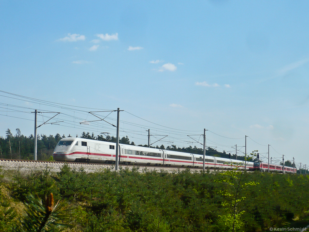 Hier ist ICE 786 von München Hbf nach Hamburg-Altona bei Allersberg (Rothsee) unterwegs in Richtung Nürnberg. Das Fernlicht stammt wohl noch vom Grüßen des entgegenkommenden RE 4017, der den Bahnhof Allersberg (Rothsee) gleich erreicht. (23.04.2011)