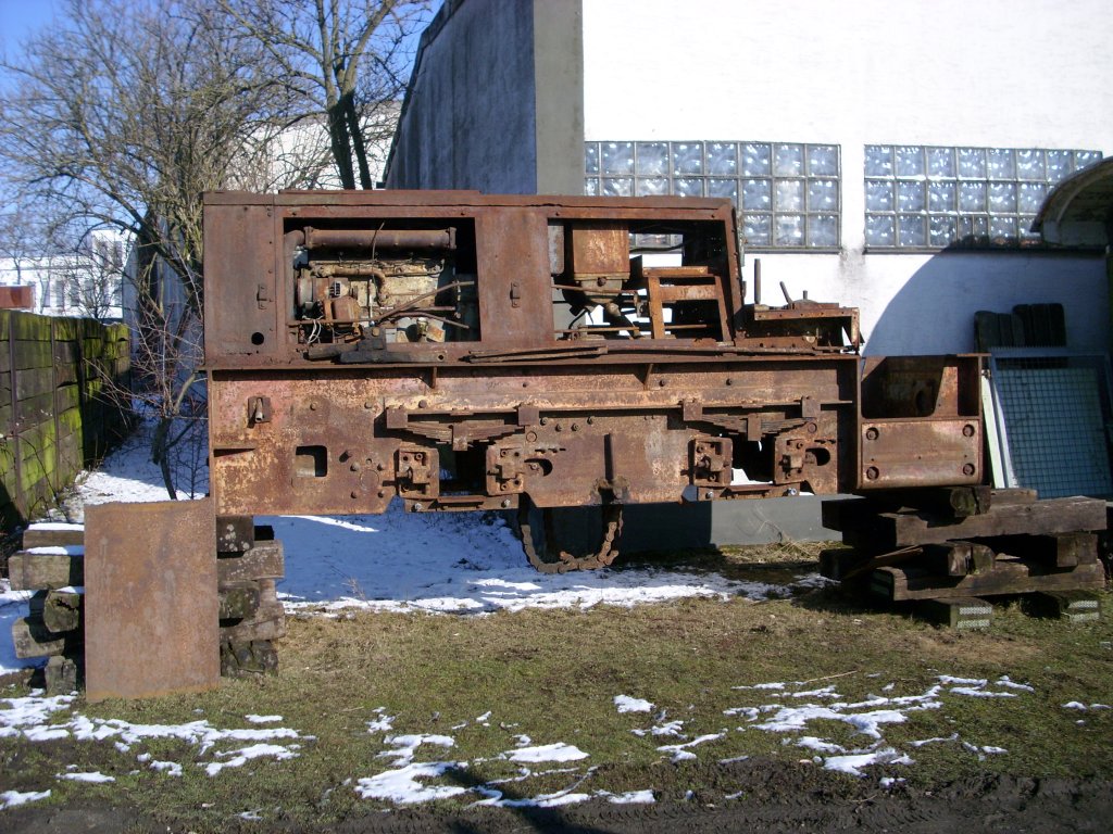 Hier ist die IM FFM  D23  genannte Diesellok Gmeinder HF50B zu sehen. Momentan ist sie, wie auf dem Bild deutlich zu erkennen ist, nicht fahrbereit. Ob sie wieder aufgearbeitet wird wei� ich pers�nlich nicht, aber es w�re sch�n diese Lok fahren zu sehen. Der Motor ist von der Firma Deutz, tr�gt die Bezeichnung  A4M517  und leistet bis zu 50PS. Ausgestattet ist die Lok mit einen 3 Gang Getriebe und die �bertragung der Kraft an die R�der findet �ber Ketten statt.