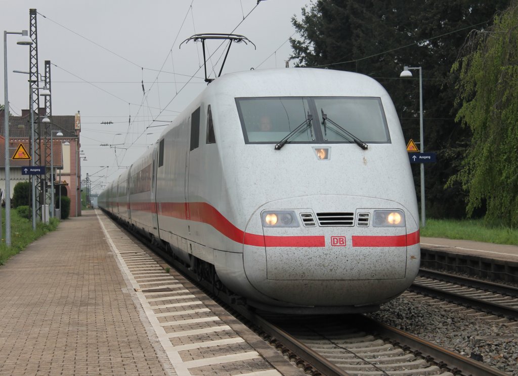 Hier der j�ngste ICE 1: 401 590-5  Ludwigshafen am Rhein am 02.05.2013 bei der Durchfahrt in Kenzingen.
