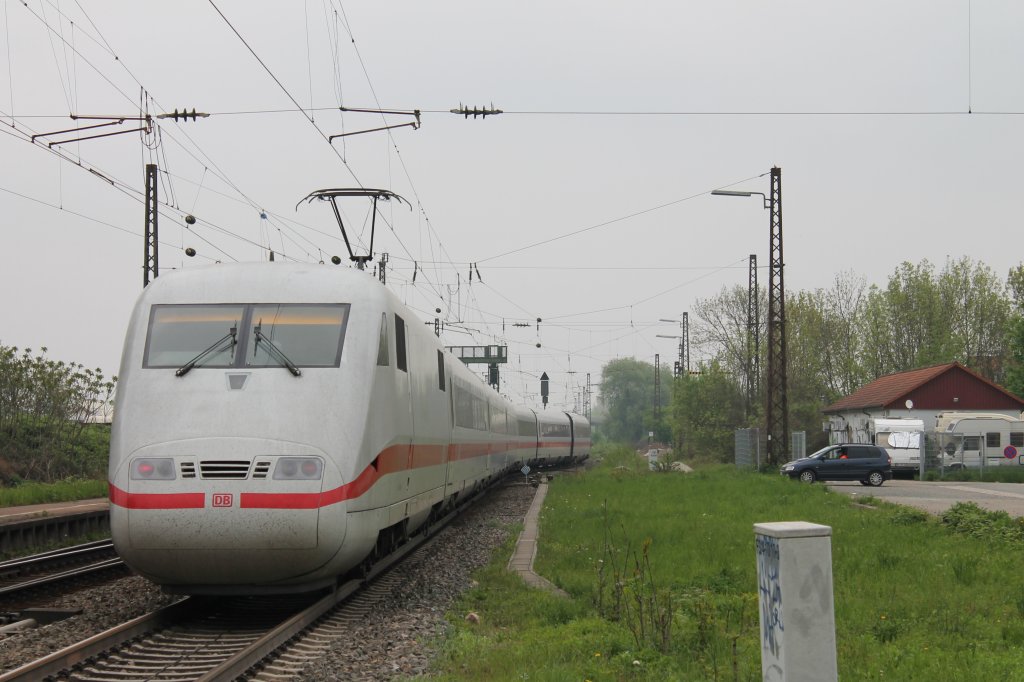 Hier der j�ngste ICE 1: Nachschuss auf 401 090-6  Ludwigshafen am Rhein  am 02.05.2013 bei passieren der Baustelle in Kenzingen.