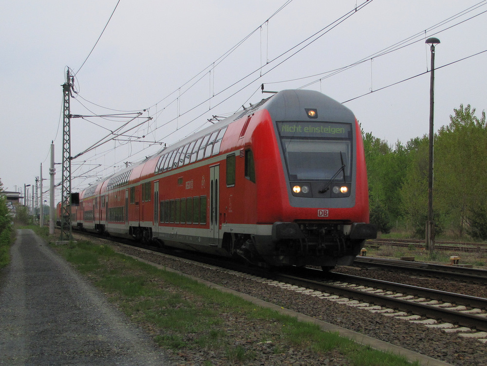 Hier kann man eine RE1 �berfuhrung sehen. Vermutlich kam er von Berlin und fuhr gegen 18:20 Uhr durch K�nigs Wuterhausen in Richtung Cottbus. 01.05.2010