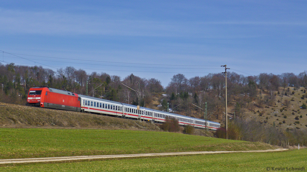 Hier kommt 101 104-8 mit dem IC 1218, der von München nach Ulm rekordverdächtige 8:29 Stunden Fahrzeit benötigt, zwischen Lonsee und Urspring über die Filstalbahn gefahren. Der Zug fährt von München aus zunächst durch Österreich über Innsbruck und über Lindau und Ulm wieder durch Deutschland bis nach Frankfurt/Main. (16.03.2013)