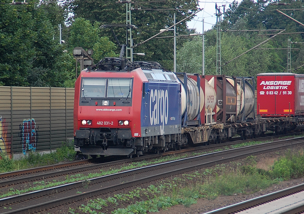 Hier kommt die 482 031-2 mit einem Containerzug in Richtung Seelze gefahren. 23.6.2011