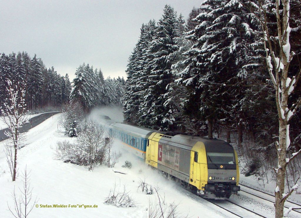 Hier kommt der ALEX mit der gelben ER 20-007 durch den Winterwald aus Sden angerauscht. Bald fhrt er durch Martinlamitz und wird in ein paar Minuten in Hof Hbf ankommen...  Foto vom 27.Januar 2011.