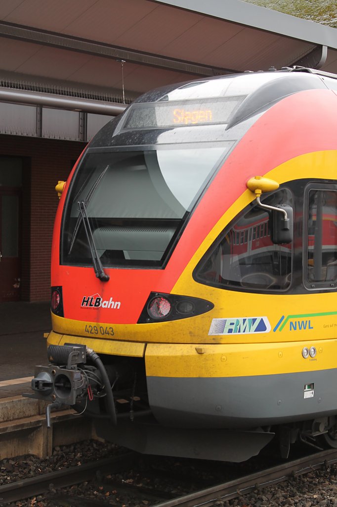 Hier die Kopfansicht eines Flirt der HLB am 14.12.2011. Dieser Zug hat noch das alte Design.