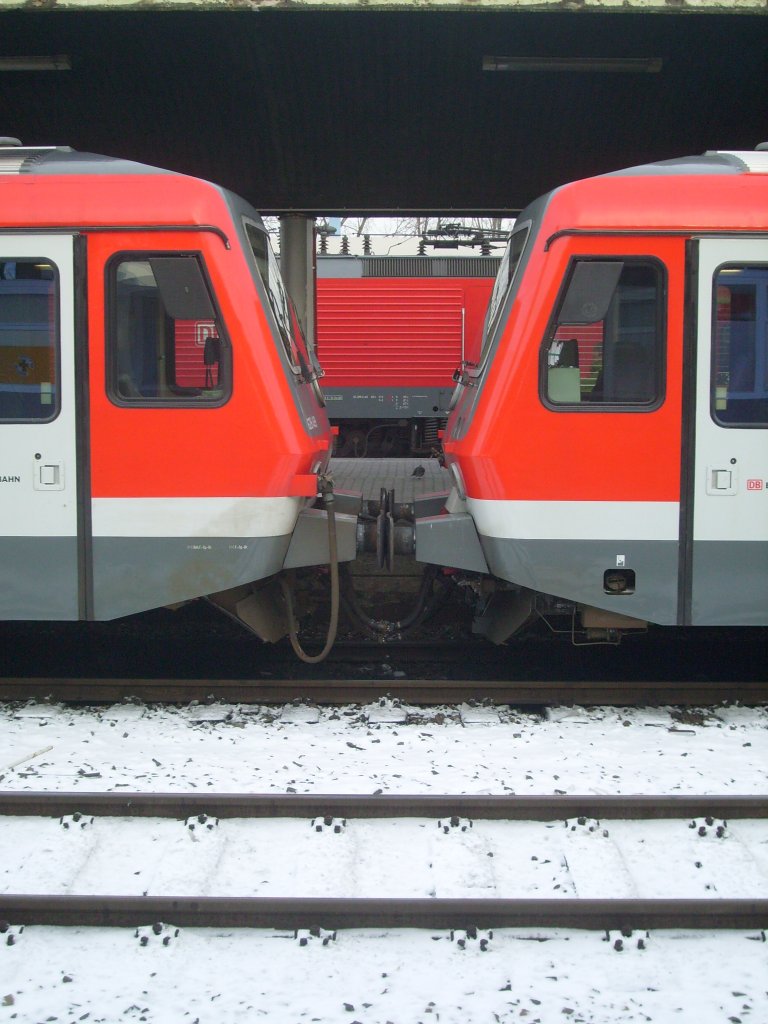 Hier die Kupplung zwischen zwei 628er die als RB38 nach D�sseldorf HBF in K�ln Messe/Deutz am 3.12. auf die Abfahrt warten. Im Hintergrund sieht man eine 143er mit ihrer S6 nach Essen HBF.