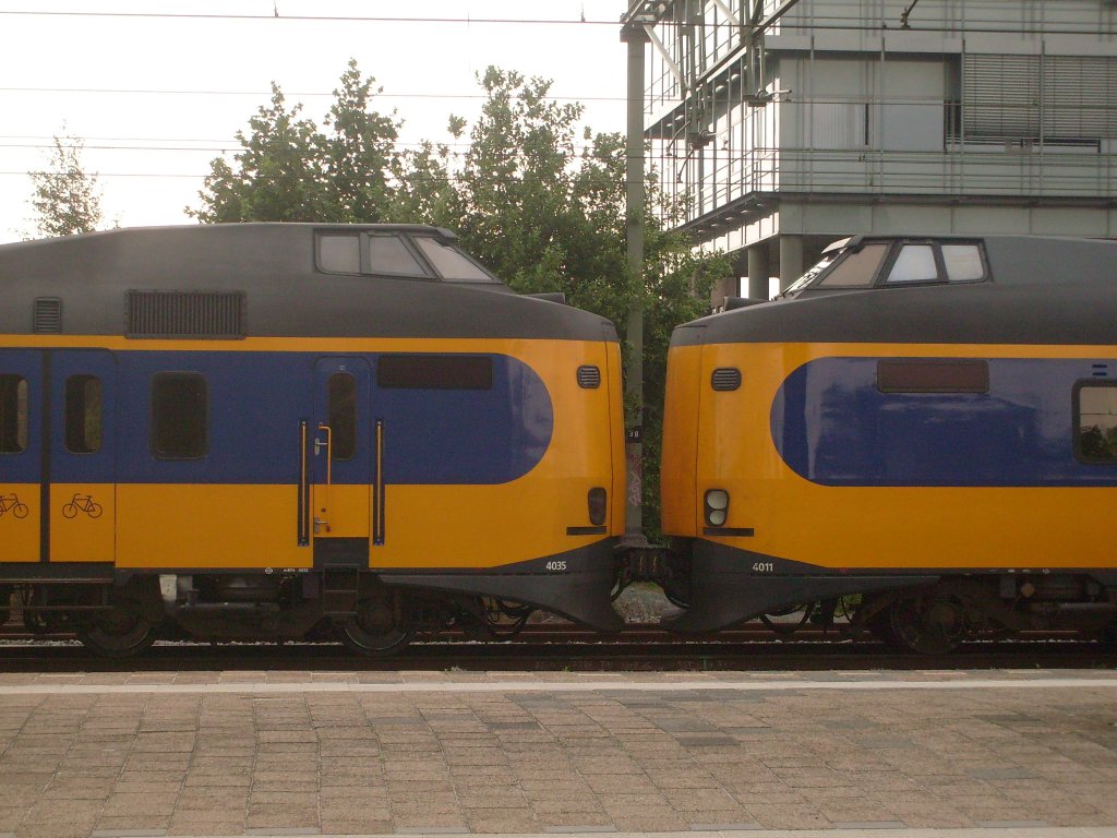 Hier die Kupplung zwischen zwei Koplopers im Bahnhof von Enschede. Ich dachte immer, die Tr unter dem Fhrerstand kann dafr genutzt werden, dass Fahrgste zwischen den Zugteilen hin und her gehen knnen.