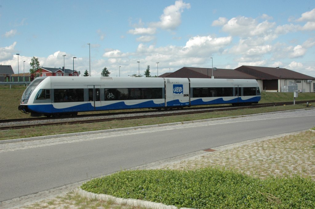 Hier luft gerade die Usedomer Bderbahn am 27.05.2011 im Bahnhof von ckeritz Richtung Swinemnde ein.  