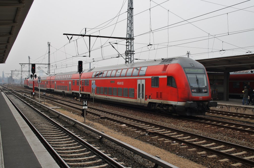 Hier eine leere RE-Ganitur auf dem Weg nach Berlin Hbf. (tief), bei der Durchfahrt am 28.1.2012 durch Berlin Lichtenberg.