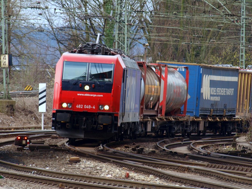Hier legt sich 482 049-4 von der SBB Cargo am 03.04.2010 aus richtung Kln kommend in die letzte Kurve vor Aachen West.