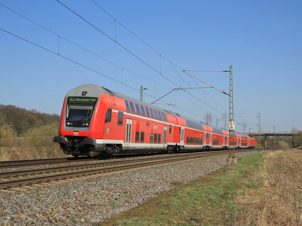 Hier legt sich der RE2  Rhein-Haard-Express  von M�nster nach D�sseldorf zwischen B�sennsell und Nottuln-Appelh�lsen in die Kurve.
Nottuln-Appelh�lsen, 27.03.2011
