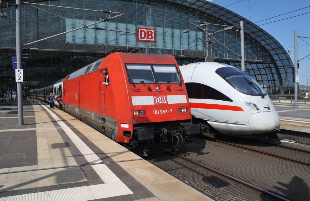 Hier links 101 053-7 mit IC2243 von Bad Bentheim nach Berlin Ostbahnhof und recht 605 519-8 als ICE35 von Berlin Ostbahnhof nach Kbenhavn H mit 605 503-2 als ICE380 von Berlin Ostbahnhof nach rhus H, diese beiden Zge begegneten sich am 1.5.2013 in Berlin Hbf.