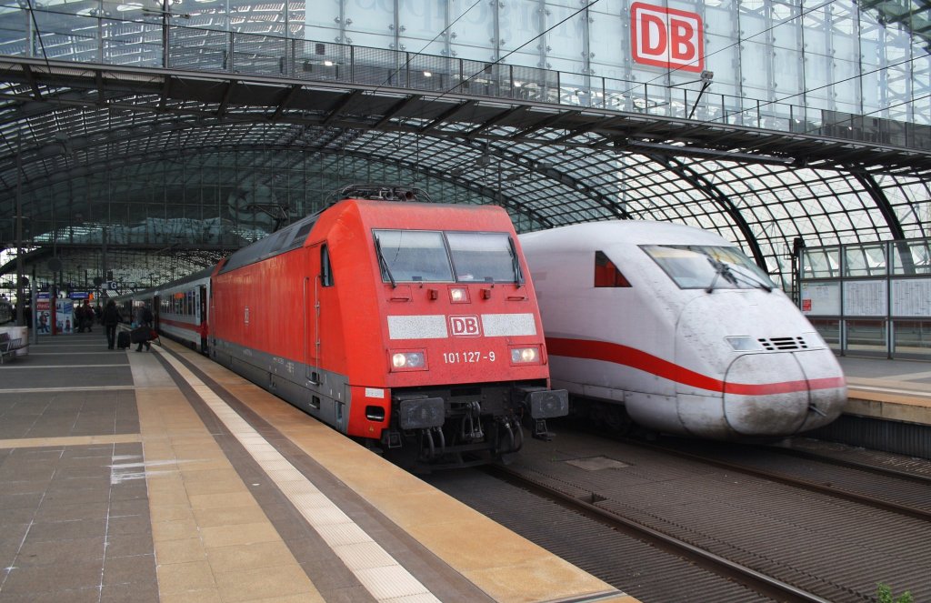 Hier links 101 127-9 mit IC145 von Amersfoort nach Berlin Ostbahnhof und rechts 808 003-8  Cottbus/Chśebuz  als ICE854 von Berlin Ostbahnhof nach Kln Hbf. mit 808 019-4  Hagen  als ICE844 von Berlin Ostbahnhof nach Kln Hbf., diese beiden Zge standen am 30.4.2012 in Berlin Hbf.