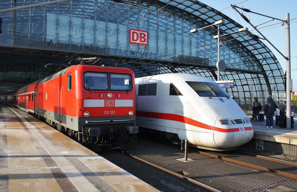 Hier links 112 123 mit einem RE1 von Berlin Charlottenburg nach Frankfurt(Oder) und rechts 401 060-9  Mlheim(Ruhr)  als ICE279 von Berlin Ostbahnhof nach	Interlaken Ost, diese beiden Zge begegneten sich am 30.1.2012 in Berlin Hbf. 