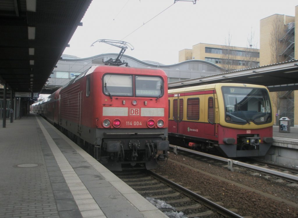 Hier links 114 004 mit einem RE1 von Frankfurt(Oder) nach Brandenburg Hbf. und rechts eine S7 nach Potsdam Hbf., diese beiden Zge standen am 27.2.2010 in Potsdem Hbf.