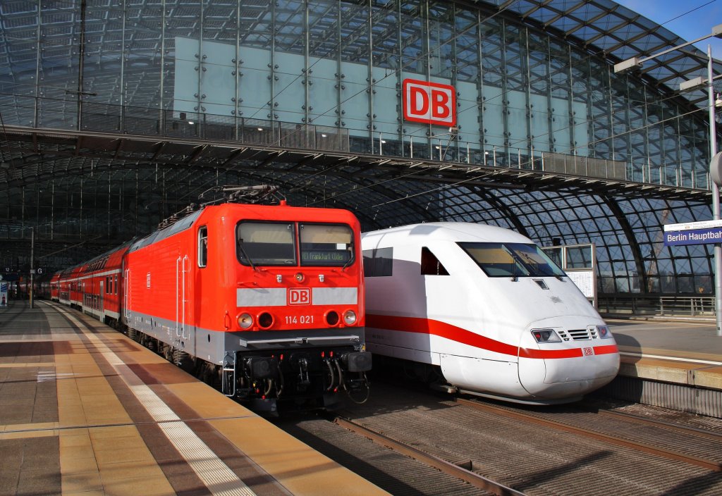 Hier links 114 021 mit einem RE1 von Berlin Charlottenburg nach Frankfurt(Oder) und rechts 401 510-3  Gelsenkirchen  als ICE599 von Berlin Ostbahnhof nach Mnchen Hbf., diese beiden Zge begegneten sich am 25.2.2012 in Berlin Hbf.