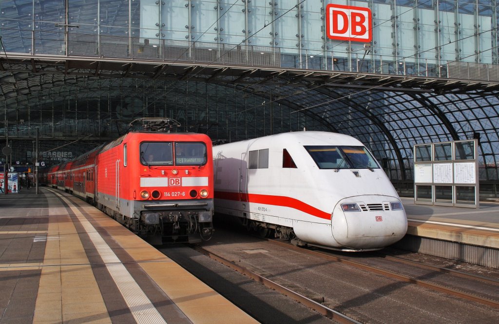 Hier links 114 027-6 mit einem RE1 von Berlin Charlottenburg nach Frankfurt(Oder) und rechts 401 072-4 als ICE277 von Berlin Ostbahnhof nach Interlaken Ost, diese beiden Zge begegneten sich am 25.2.2012 in Berlin Hbf.