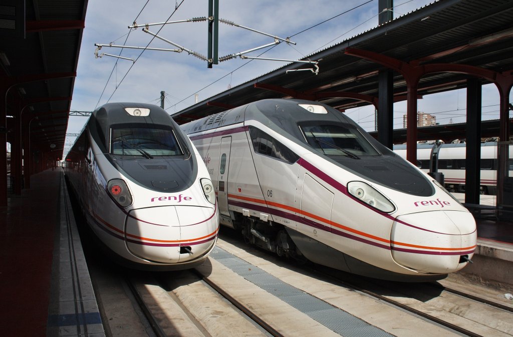 Hier links 114 614-1 als A8119 von Madrid Chamartin nach Valladolid Campo Grande und rechts 114 611-7 als A8158 von Valladolid Campo Grande nach Madrid Chamartin, diese beiden Triebzge standen am 10.3.2012 in Madrid Chamartin.