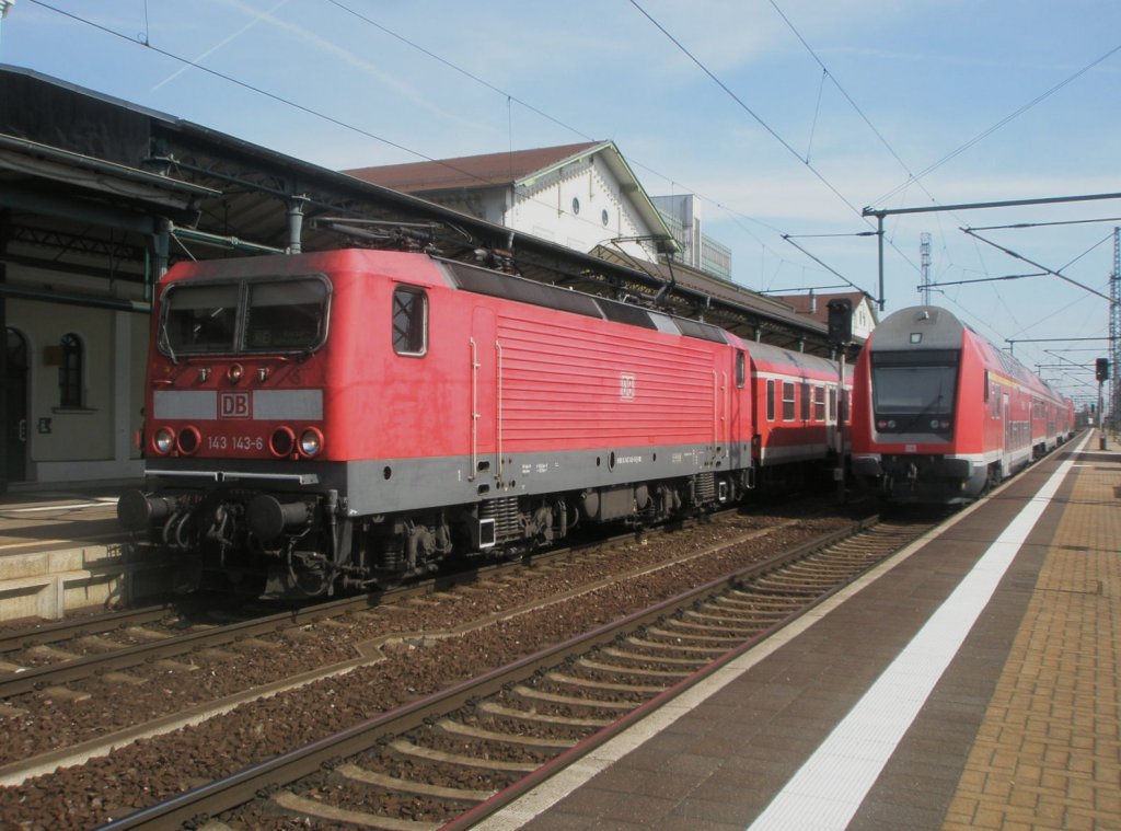 Hier links 143 143-6 mit einem RE9 von Halle(Saale) Hbf. nach Kassel-Wilhelmshhe und rechts eine RB75 von Nordhausen nach Halle(Saale) Hbf., diese beiden Zge standen am 6.4.2010 in Nordhausen.