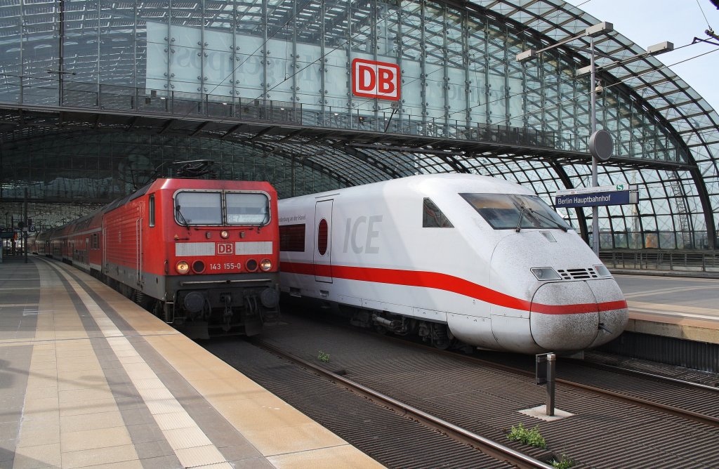 Hier links 143 155-0 mit einem RE7 (RE18264) von Berlin Zoologischer Garten nach Wnsdorf-Waldstadt und recht 808 031-9  Brandenburg an der Havel  als ICE856 von Berlin Ostbahnhof nach Koblenz Hbf. mit 808 043-4  Bautzen/Budyin  als ICE846 von Berlin Ostbahnhof nach Kln Hbf., bei der Einfahrt am 30.4.2012 in Berlin Hbf. 