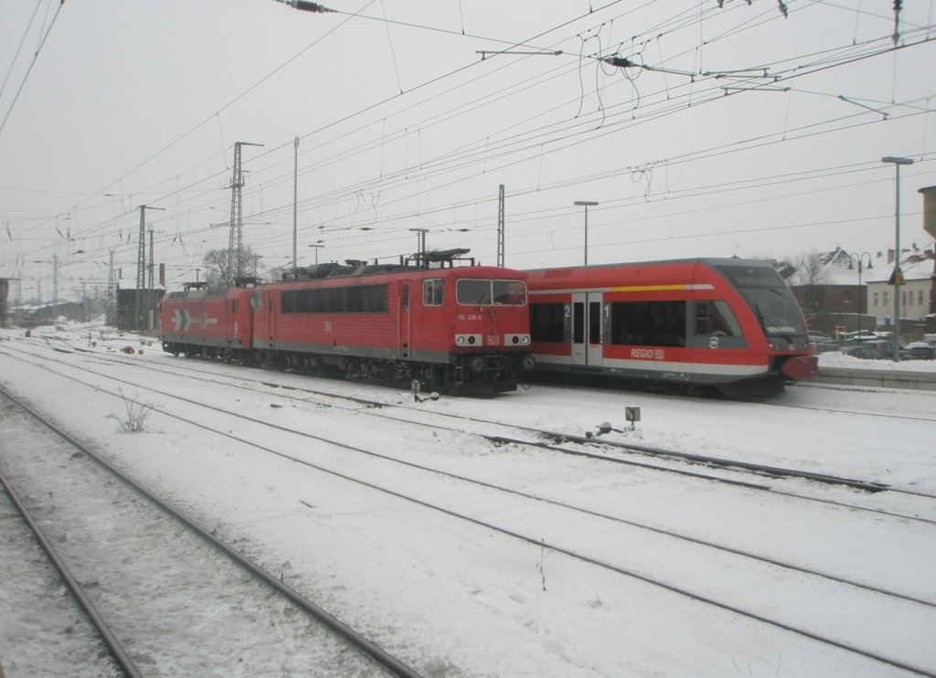 Hier links 155 230-6 und rechts 646 007-5 als RE3 von Angermnde nach Schwerdt/Oder, bei der Ausfahrt am 15.1.2010 aus Angermnde.