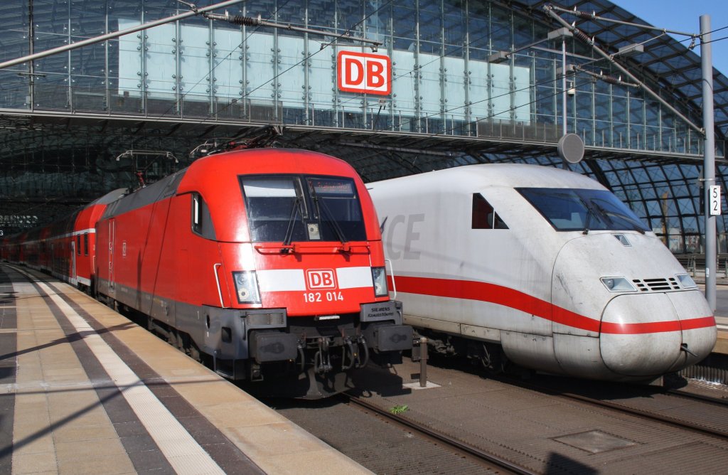 Hier links 182 014 mit einem RE1 (RE18109) von Magdeburg Hbf. nach Frankfurt(Oder) und rechts 808 030-1  Delitzsch  als ICE952 von Berlin Ostbahnhof nach Kln Hbf. mit 808 019-4  Hagen  als ICE942 von Berlin Ostbahnhof nach Kln/Bonn Flughafen, diese beiden Zge begegneten sich am 1.5.2013 in Berlin Hbf. 