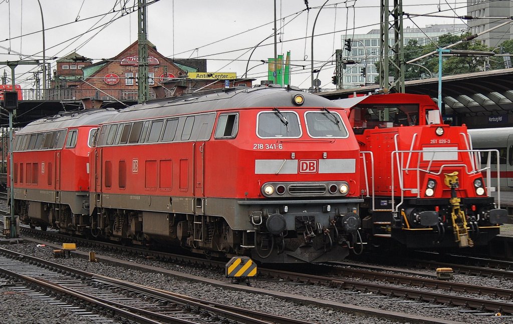 Hier links 218 341-6 und 218 395-2 und rechts 261 029-3, diese Loks trafen am 11.10.2011 in Hamburg Hbf.